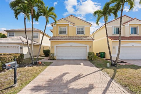 House in Coral Springs, Florida 4 bedrooms, 193.24 sq.m. № 2078996