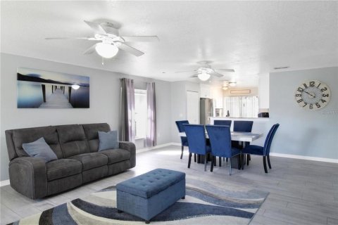 House in Wimauma, Florida 4 bedrooms, 150.32 sq.m. № 1542988 - photo 3