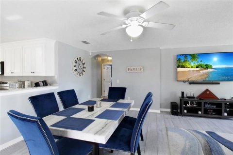 House in Wimauma, Florida 4 bedrooms, 150.32 sq.m. № 1542988 - photo 6