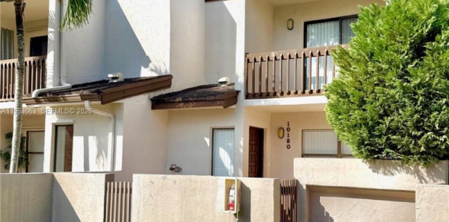 Таунхаус в Дорал, Флорида 2 спальни, 129.32м2 № 2031397