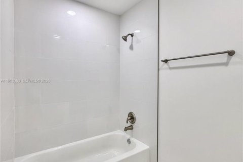 Купить таунхаус в Дорал, Флорида 2 спальни, 129.32м2, № 2031397 - фото 18