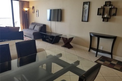 Copropriété à louer à Hollywood, Floride: 1 chambre, 91.04 m2 № 1969234 - photo 9