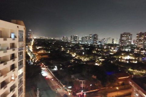 Condo in Hallandale Beach, Florida, 1 bedroom  № 1892118 - photo 14