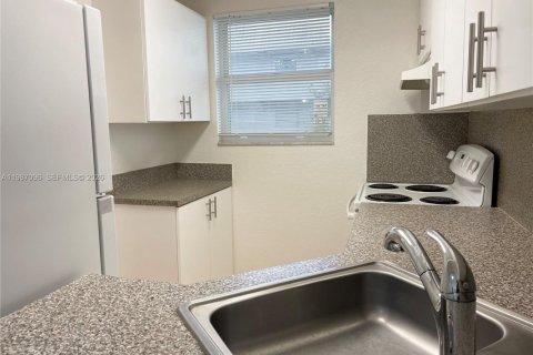 Condo in Palmetto Bay, Florida, 2 bedrooms № 2049623 - photo 3