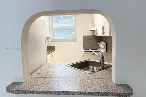 Condo in Palmetto Bay, Florida, 2 bedrooms № 2049623 - photo 14