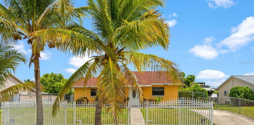 House in Homestead, Florida 3 bedrooms, 143.07 sq.m. № 1808874
