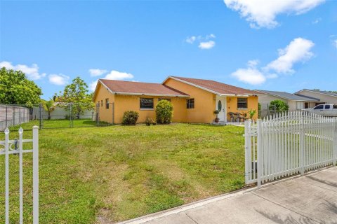 House in Homestead, Florida 3 bedrooms, 143.07 sq.m. № 1808874 - photo 3