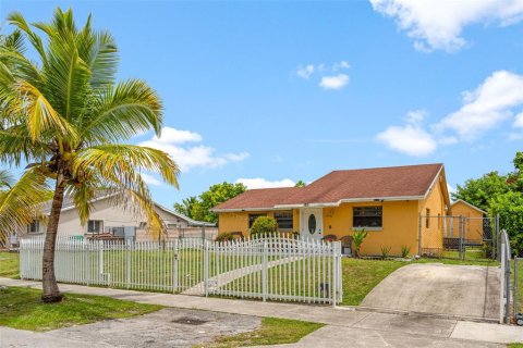 House in Homestead, Florida 3 bedrooms, 143.07 sq.m. № 1808874 - photo 2