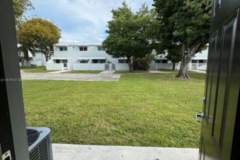 Townhouse in Miami, Florida 2 bedrooms, 72.65 sq.m. № 1927831 - photo 4