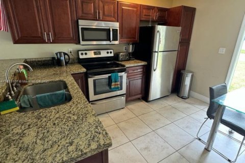 Townhouse in Miami, Florida 2 bedrooms, 72.65 sq.m. № 1927831 - photo 9