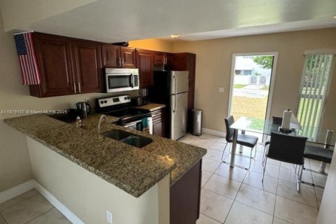 Townhouse in Miami, Florida 2 bedrooms, 72.65 sq.m. № 1927831 - photo 10