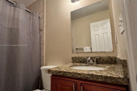 Townhouse in Miami, Florida 2 bedrooms, 72.65 sq.m. № 1927831 - photo 17