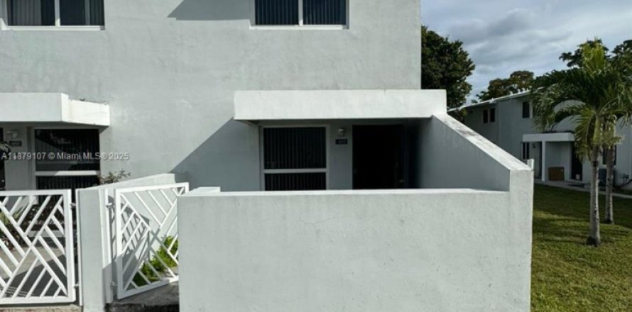 Townhouse in Miami, Florida 2 bedrooms, 72.65 sq.m. № 1927831