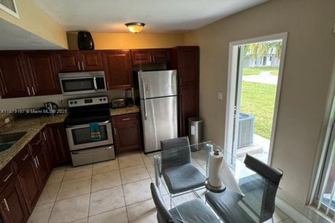 Townhouse in Miami, Florida 2 bedrooms, 72.65 sq.m. № 1927831 - photo 12