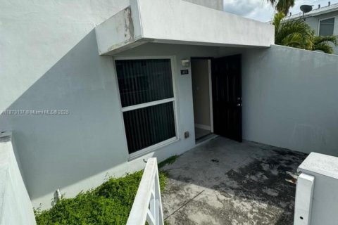 Townhouse in Miami, Florida 2 bedrooms, 72.65 sq.m. № 1927831 - photo 2