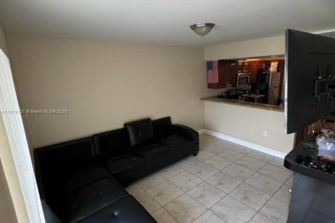 Townhouse in Miami, Florida 2 bedrooms, 72.65 sq.m. № 1927831 - photo 6