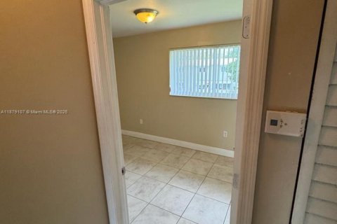Townhouse in Miami, Florida 2 bedrooms, 72.65 sq.m. № 1927831 - photo 21