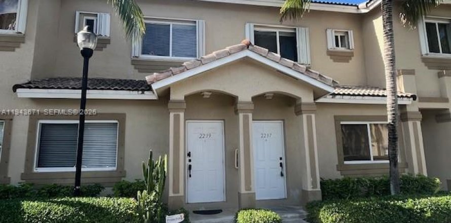 Townhouse in Homestead, Florida 2 bedrooms, 127.28 sq.m. № 2001633