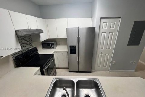 Townhouse in Homestead, Florida 2 bedrooms, 127.28 sq.m. № 2001633 - photo 5