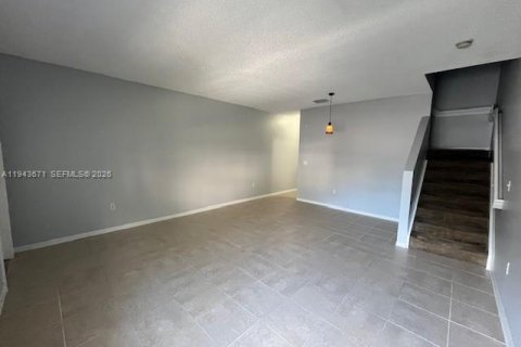 Townhouse in Homestead, Florida 2 bedrooms, 127.28 sq.m. № 2001633 - photo 2