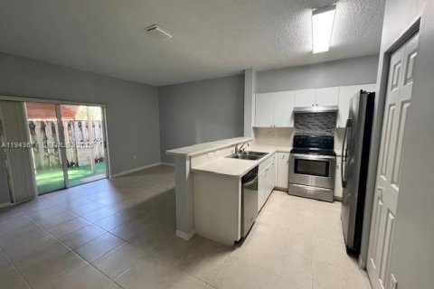 Townhouse in Homestead, Florida 2 bedrooms, 127.28 sq.m. № 2001633 - photo 4