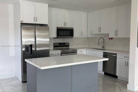 Casa en alquiler en Miami, Florida, 2 dormitorios № 2085588 - foto 2
