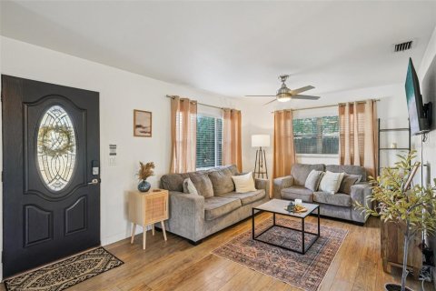 House in Tampa, Florida 3 bedrooms, 111.48 sq.m. № 2166303 - photo 7