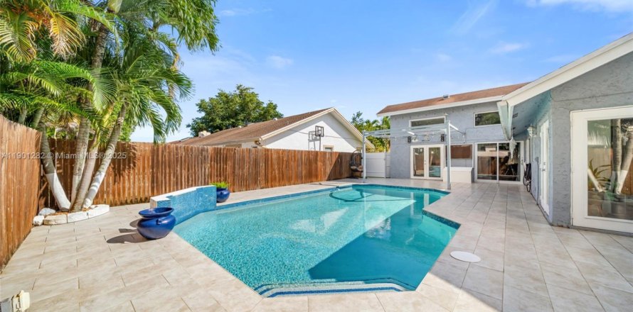 House in Lauderhill, Florida 3 bedrooms, 151.06 sq.m. № 1951671