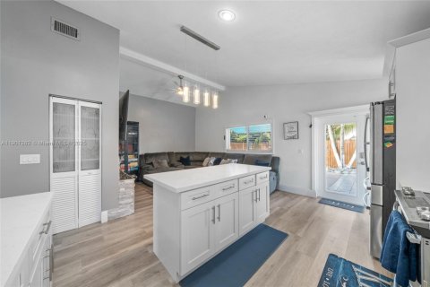 House in Lauderhill, Florida 3 bedrooms, 151.06 sq.m. № 1951671 - photo 8