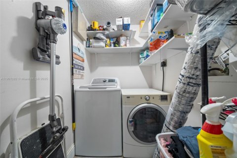 House in Lauderhill, Florida 3 bedrooms, 151.06 sq.m. № 1951671 - photo 24