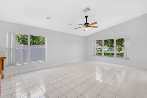 Casa en venta en Pembroke Pines, Florida, 4 dormitorios, 194.91 m2 № 1983677 - foto 17