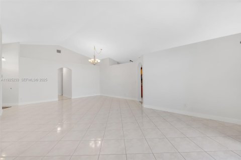 Casa en venta en Pembroke Pines, Florida, 4 dormitorios, 194.91 m2 № 1983677 - foto 7