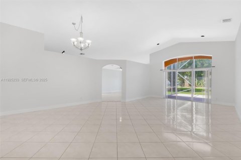 Casa en venta en Pembroke Pines, Florida, 4 dormitorios, 194.91 m2 № 1983677 - foto 10