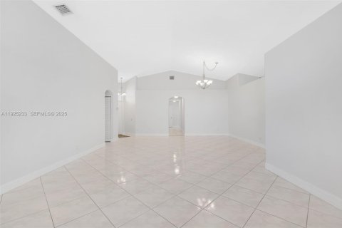 Casa en venta en Pembroke Pines, Florida, 4 dormitorios, 194.91 m2 № 1983677 - foto 9