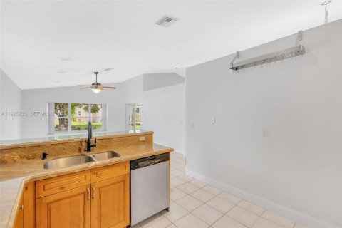 Casa en venta en Pembroke Pines, Florida, 4 dormitorios, 194.91 m2 № 1983677 - foto 14