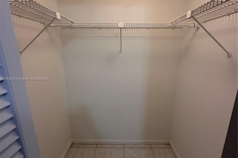 Купить кондоминиум в Лодердейл-Лейкс, Флорида 2 спальни, 93.83м2, № 1929832 - фото 7