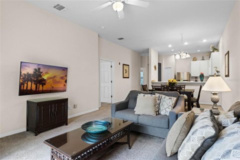 Condo in Davenport, Florida, 2 bedrooms № 2123371 - photo 11