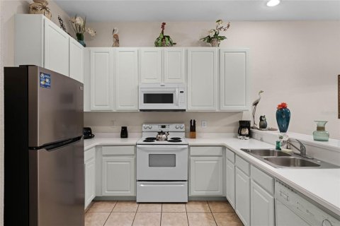 Condo in Davenport, Florida, 2 bedrooms № 2123371 - photo 17