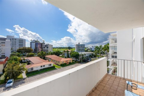 Купить кондоминиум в Бей-Харбор-Айлендс, Флорида 1 спальня, 118.45м2, № 2035711 - фото 23