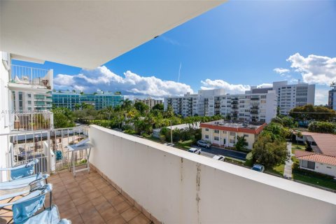 Купить кондоминиум в Бей-Харбор-Айлендс, Флорида 1 спальня, 118.45м2, № 2035711 - фото 24