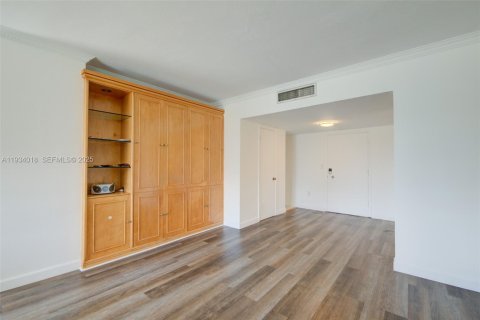 Купить кондоминиум в Бей-Харбор-Айлендс, Флорида 1 спальня, 118.45м2, № 2035711 - фото 11