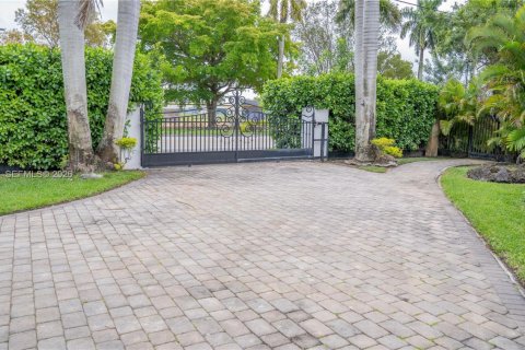 Casa en venta en Miami, Florida, 6 dormitorios, 388.42 m2 № 2062945 - foto 7