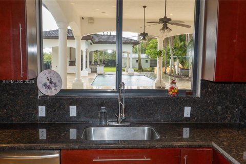 Casa en venta en Miami, Florida, 6 dormitorios, 388.42 m2 № 2062945 - foto 28