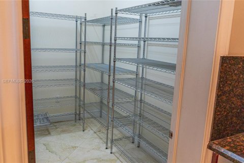 Casa en venta en Miami, Florida, 6 dormitorios, 388.42 m2 № 2062945 - foto 27