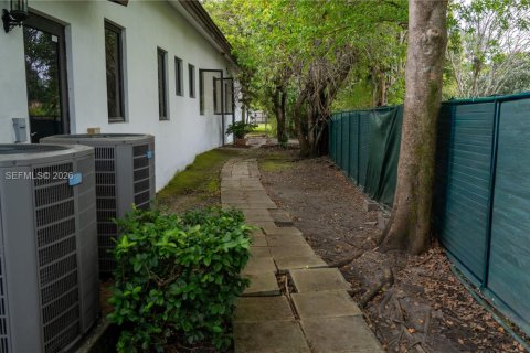 Casa en venta en Miami, Florida, 6 dormitorios, 388.42 m2 № 2062945 - foto 8