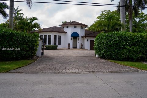 Casa en venta en Miami, Florida, 6 dormitorios, 388.42 m2 № 2062945 - foto 1