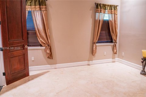 Casa en venta en Miami, Florida, 6 dormitorios, 388.42 m2 № 2062945 - foto 26