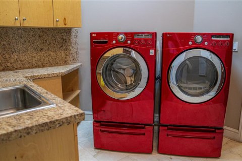 Casa en venta en Miami, Florida, 6 dormitorios, 388.42 m2 № 2062945 - foto 23