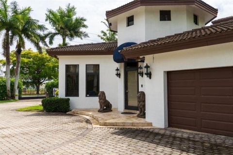 Casa en venta en Miami, Florida, 6 dormitorios, 388.42 m2 № 2062945 - foto 6