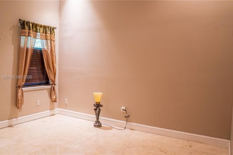 Casa en venta en Miami, Florida, 6 dormitorios, 388.42 m2 № 2062945 - foto 25